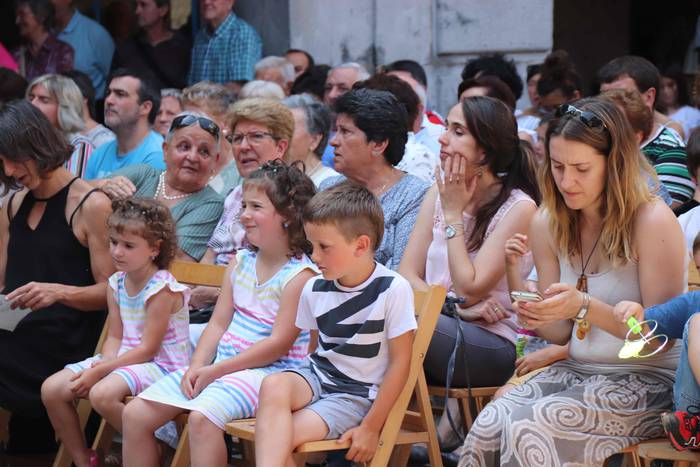 Musikak eta dantzak jantzi d 4 1531658485633