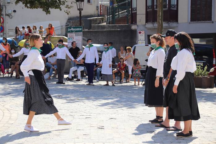 Berriro ere elkarri eskutik  70 1632576983681