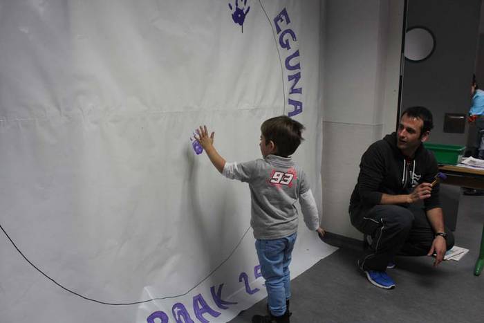 Azaroak 25 Ikaztegietako eskolan murala 1 1448454561865