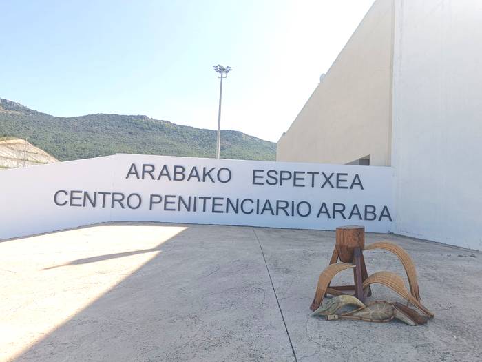 Espetxean daudenei euskal pilota eta bere jokamoldeak erakusten