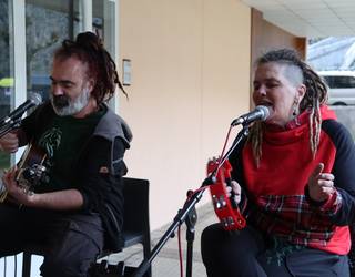 Reggae doinuen erritmora, lasterka egiteko prestatzen