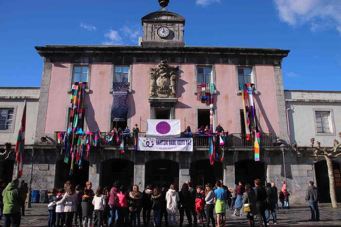 'Gora emakume anitzak eta go 36 1542976385173