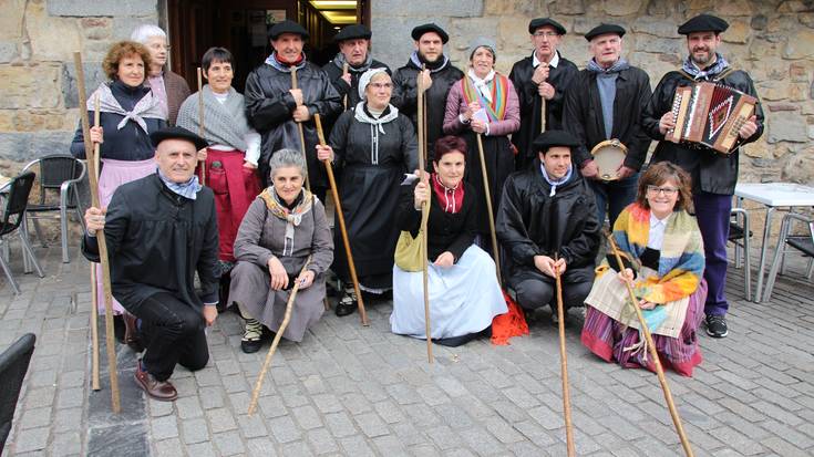 Santa eskean ibiliko dira bihar, Izaskungo baserrietan