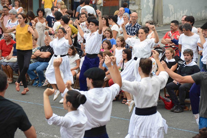 Soka dantzak jende ugari bildu du Errebote plazan - 93