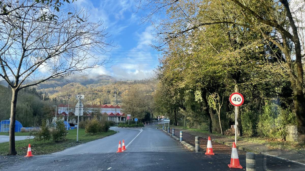 Zebrabide goratuak jarri dituzte Ikaztegieta sarreran