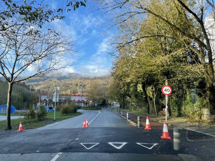 Zebrabide goratuak jarri dituzte Ikaztegieta sarreran