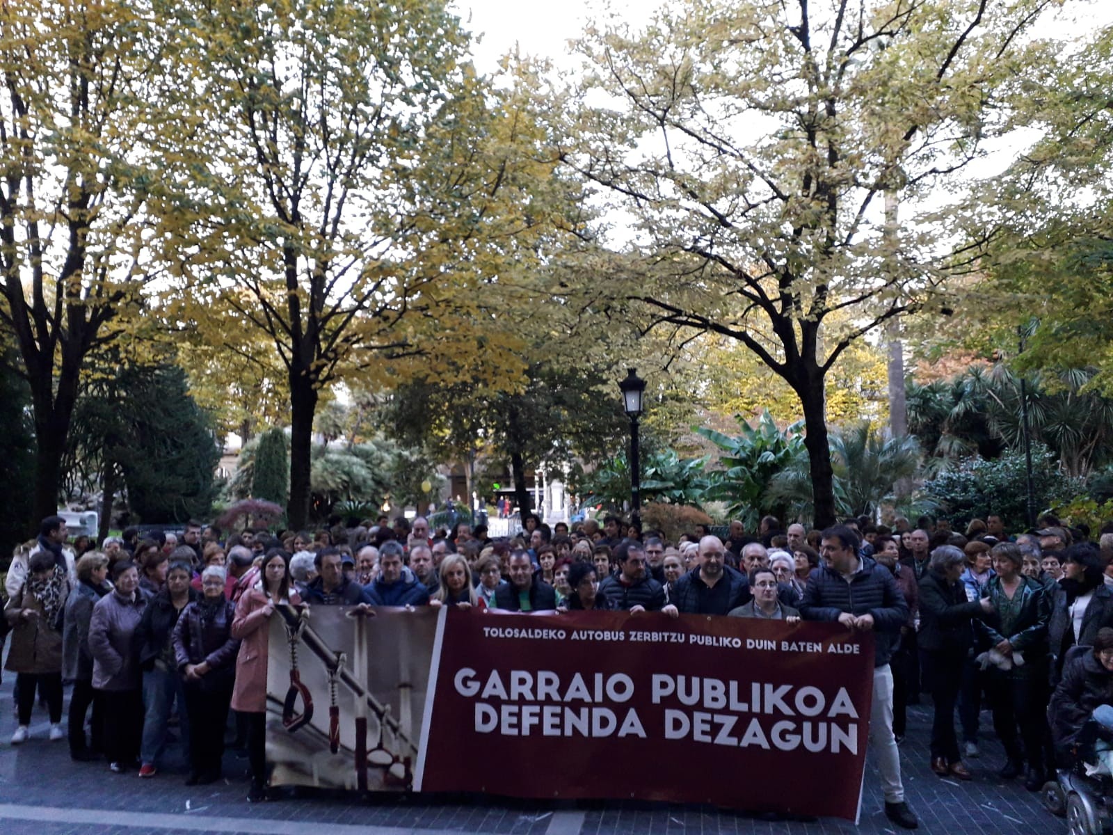 Garraio publikoaren egoera salatzeko elkarretaratzea egin dute, Donostian