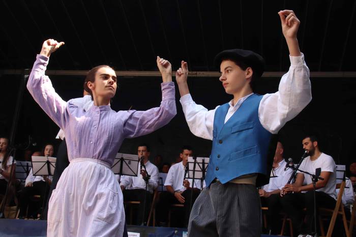 Musikak eta dantzak jantzi d 24 1531658922394