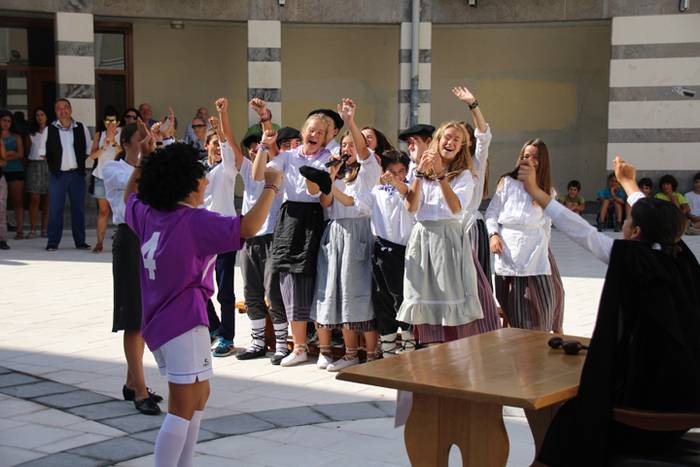 Antzezten ere fin ibili dira 23 1472209511128