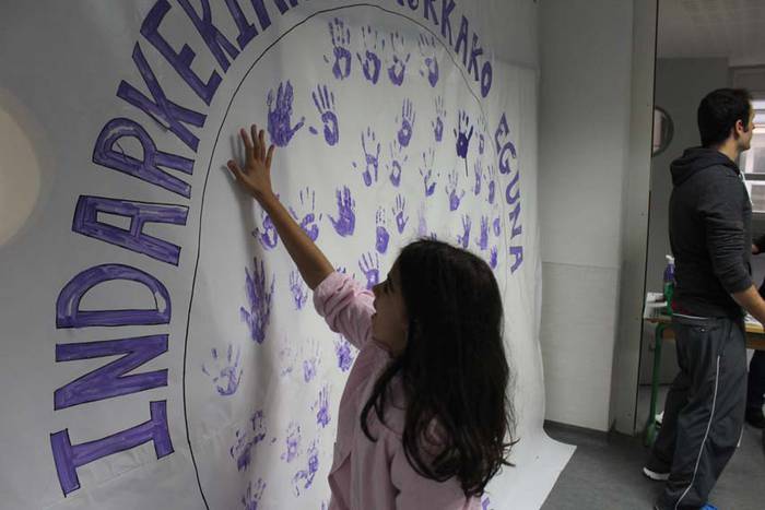 Azaroak 25 Ikaztegietako eskolan murala 20 1448454567817