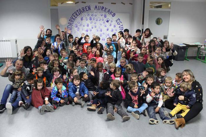 Azaroak 25 Ikaztegietako eskolan murala 29 1448454570564