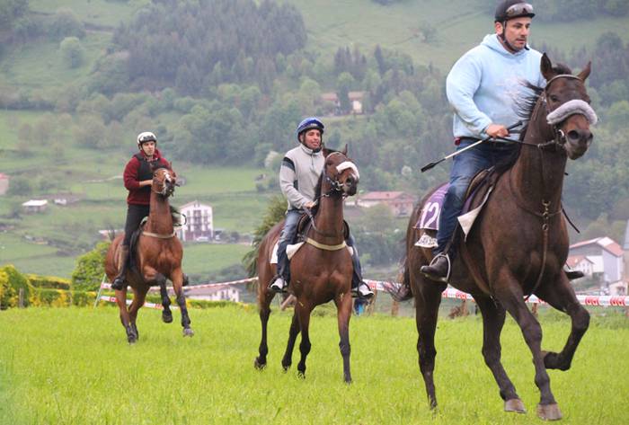 Izaskungo festetako zaldi lasterketa 2016 8 1463247011047