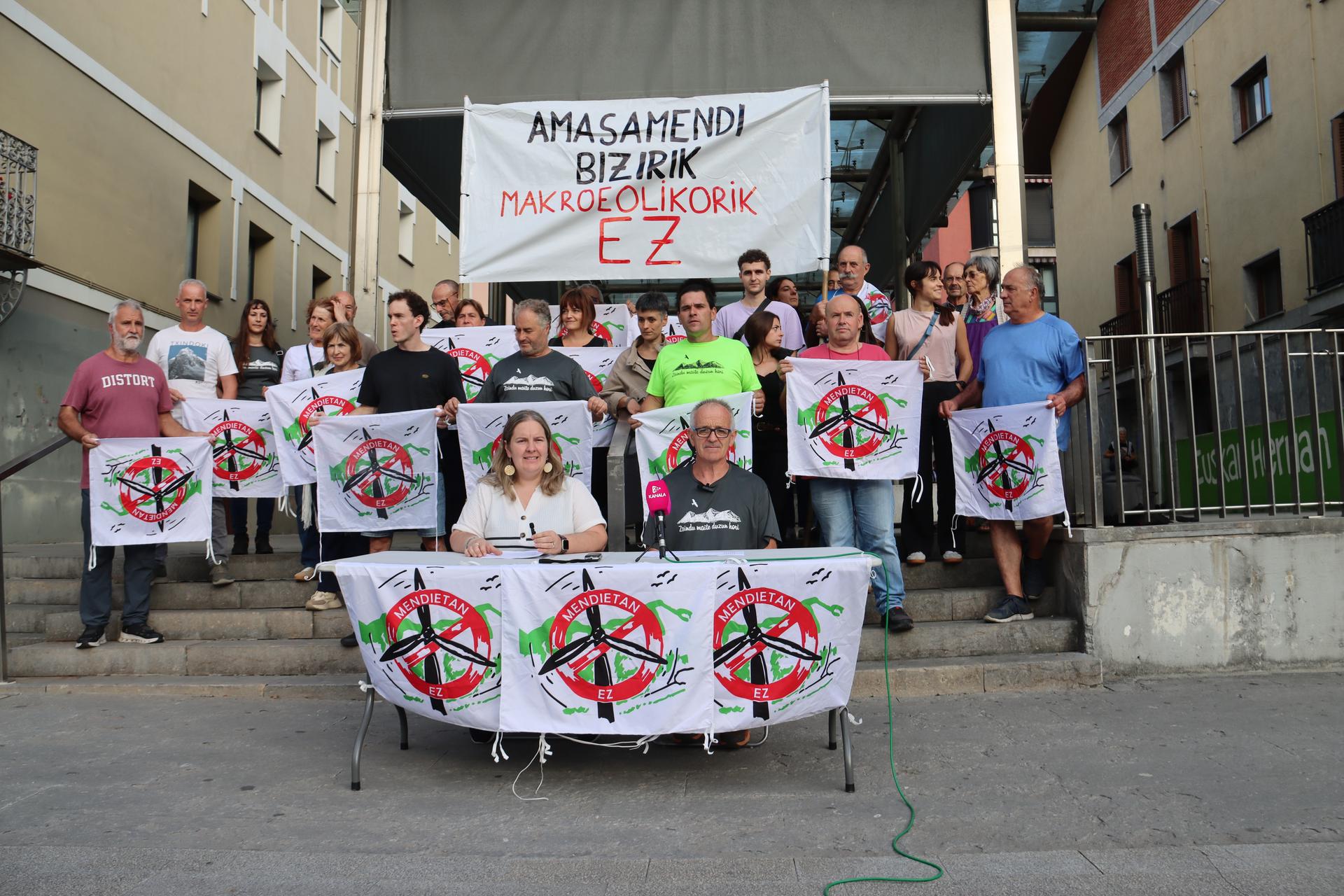 «Ez dugu onartuko gure mendiak interes ekonomiko pribatuen mesedetan suntsitzea»