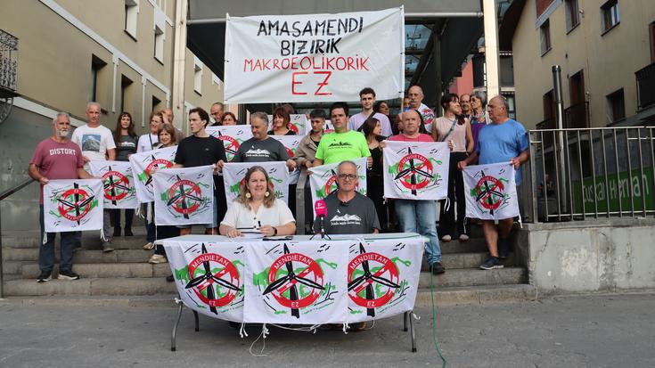 «Ez dugu onartuko gure mendiak interes ekonomiko pribatuen mesedetan suntsitzea»