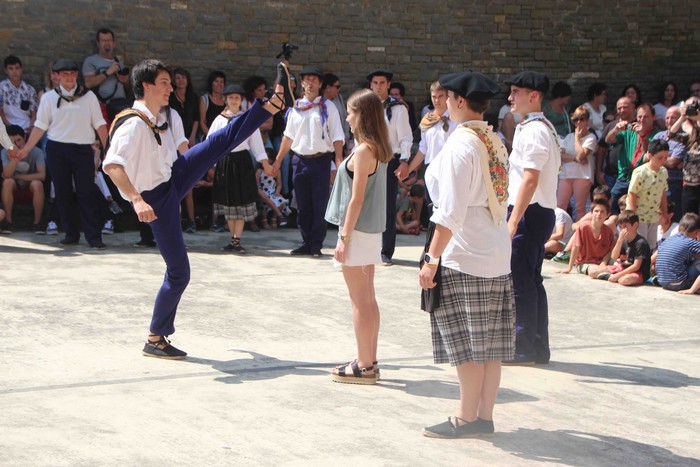 Emakumeak dantzari, lehenengo aldiz soka dantzan - 32