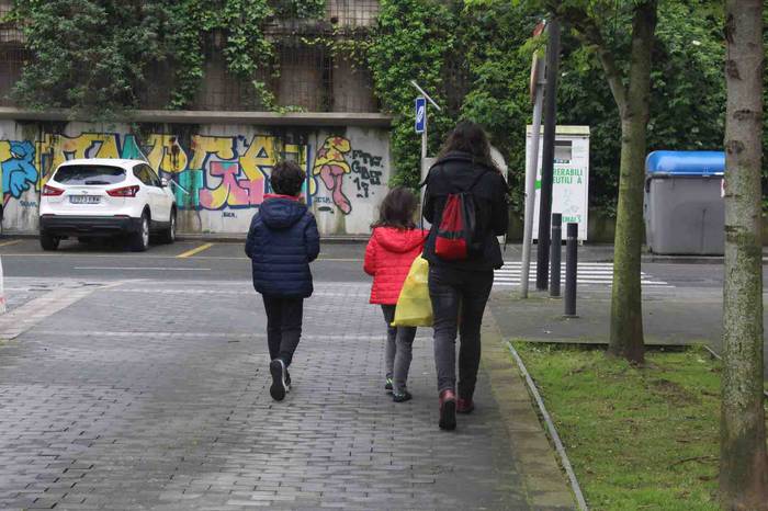 Haurrak kalera atera dira 30 1587900346816