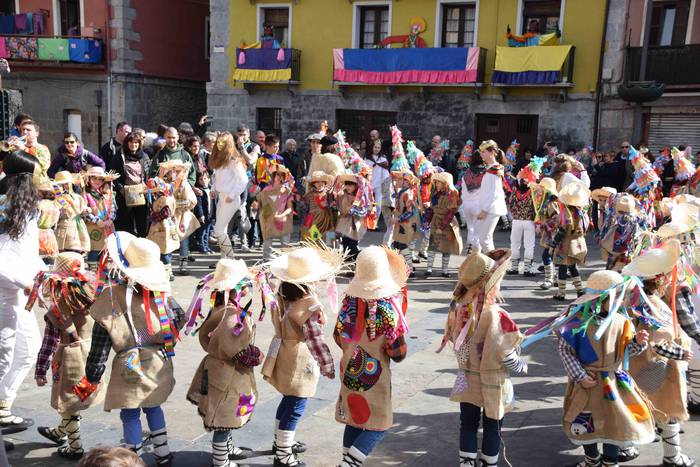 Dantzari txikiek Tolosako ka 32 1551531474757