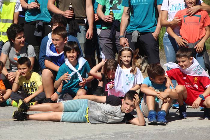 Eskuak batuta, desio bakarre 38 1528640744560