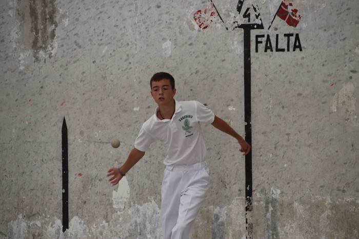 Zuriz jantzi zen Berrobiko f 25 1567409263431