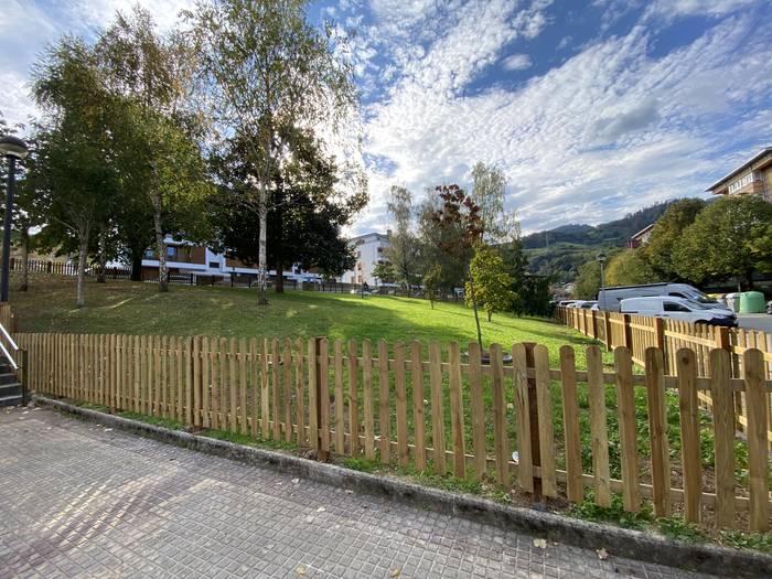 Txakurrentzat egokitutako parke berri bat erabilgarri Iurre auzoan