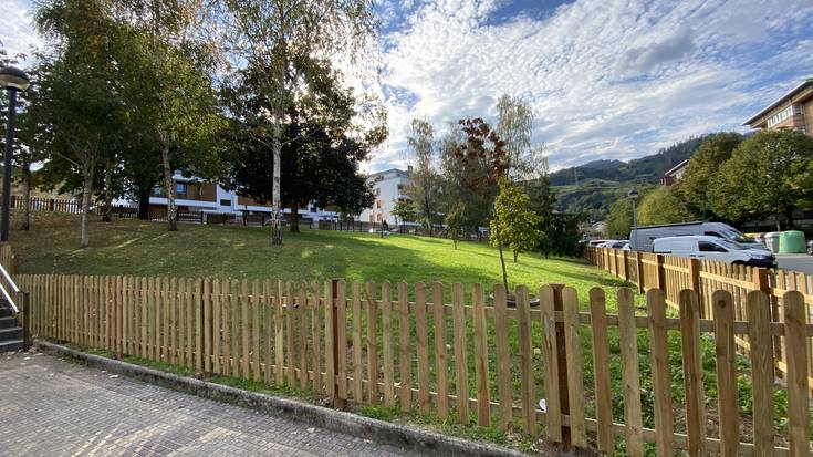 Txakurrentzat egokitutako parke berri bat erabilgarri Iurre auzoan