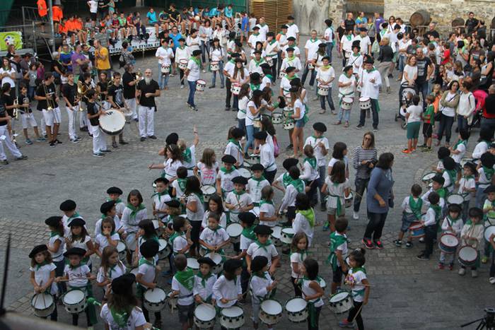 Irurako odol emaileek bota dute txupinazoa 20 1474654497759