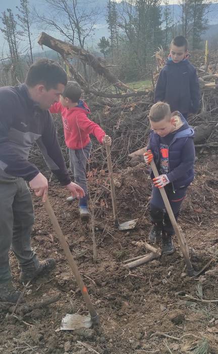 Zuhaitz Eguna ospatzen ari d 17 1644670099181