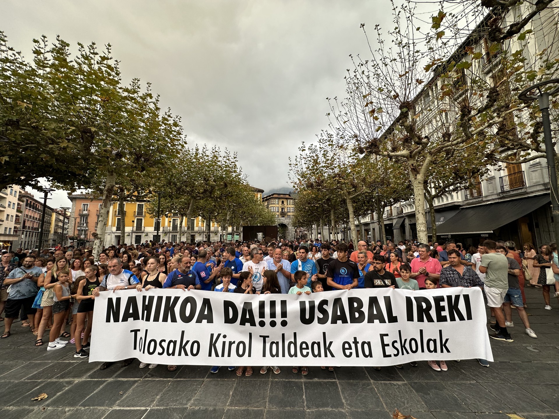 Usabal irekitzeko eskatu dute, beste behin