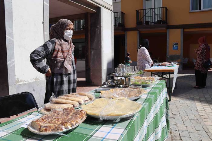 Artisau eta janari postuz be 6 1653821432136