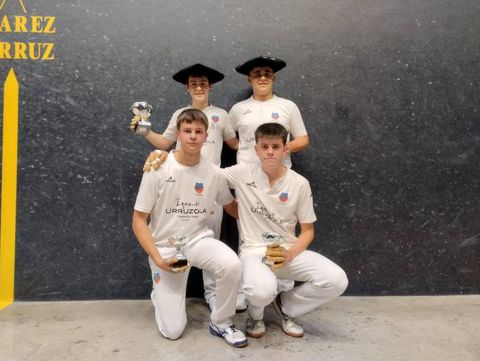 Inhar Iparragirre eta Unai Zufiria txapeldun eskuz binaka trinketean