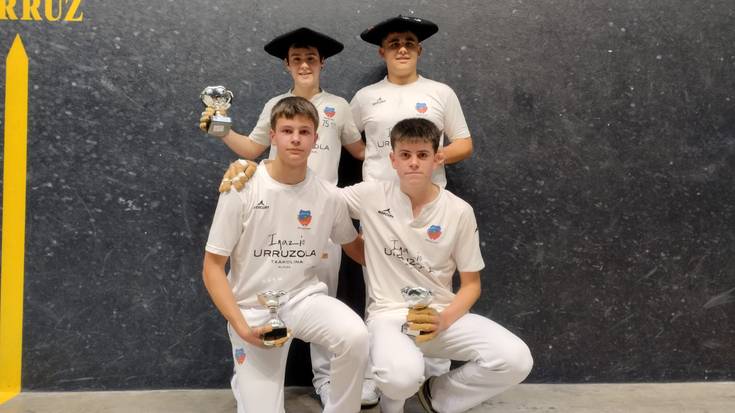 Inhar Iparragirre eta Unai Zufiria txapeldun eskuz binaka trinketean