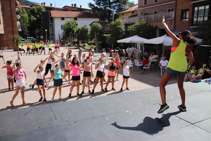 Zumba klase herrikoia Santio 20 1658941185023