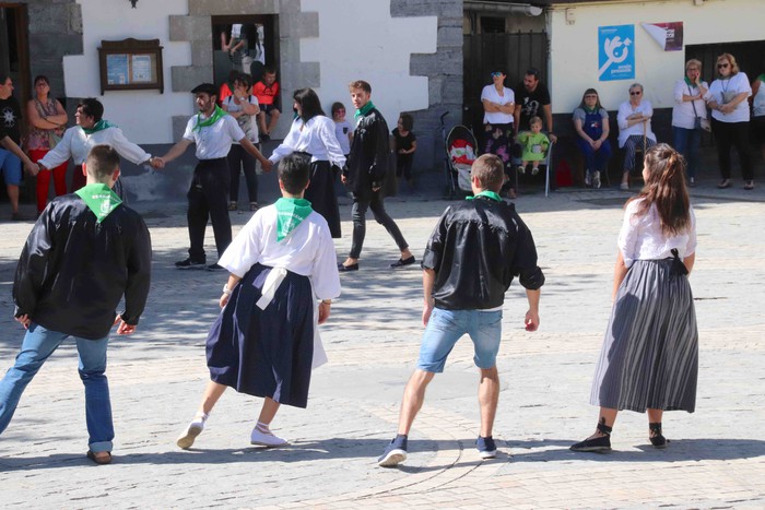 46 gaztek parte hartu dute Irurako Dantza-Sokan - 39