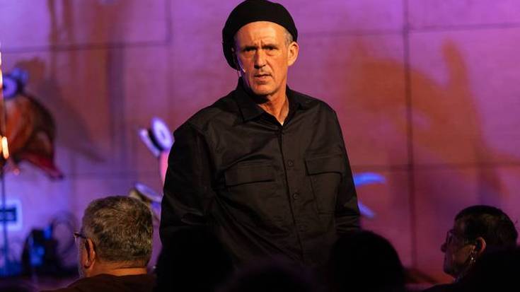 «Alde batetik arrazionala da, momentu askotan hausnartzera gonbidatzen dudalako jendea baina, bestetik, oso emozionala da. Hunkidura sortzen du publikoan»