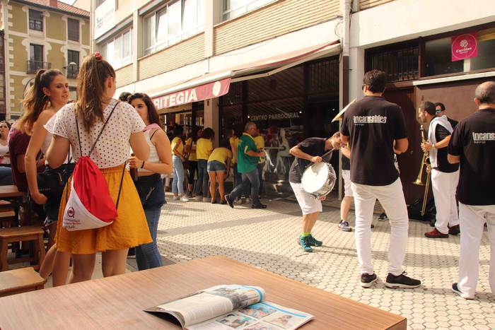 Kalean gora eta behera, kuad 73 1564506833387