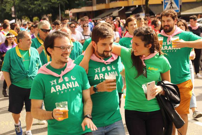 Kalean gora eta behera, kuad 44 1564506813815