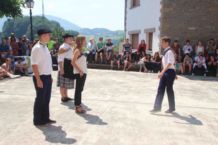 Emakumeak dantzari, lehenengo aldiz soka dantzan - 35