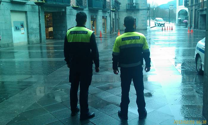 Gertuko poliziak suzko armak eramateak ez du inongo ekarpenik egiten