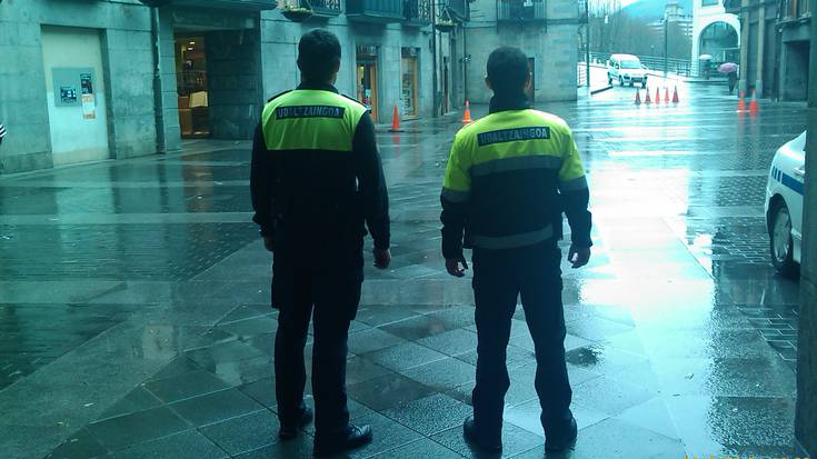Gertuko poliziak suzko armak eramateak ez du inongo ekarpenik egiten