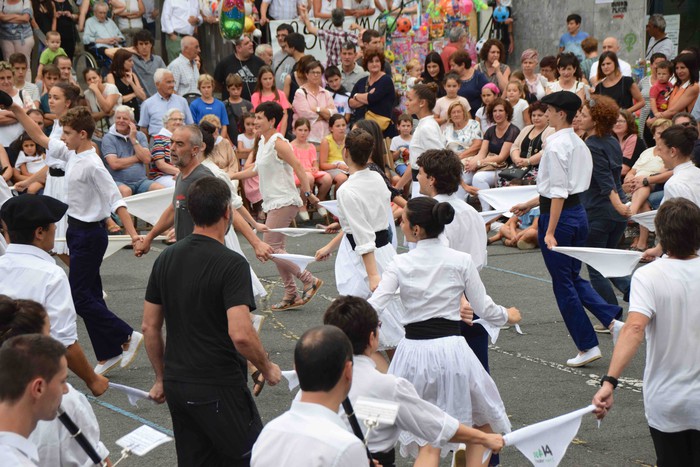 Soka dantzak jende ugari bildu du Errebote plazan - 103