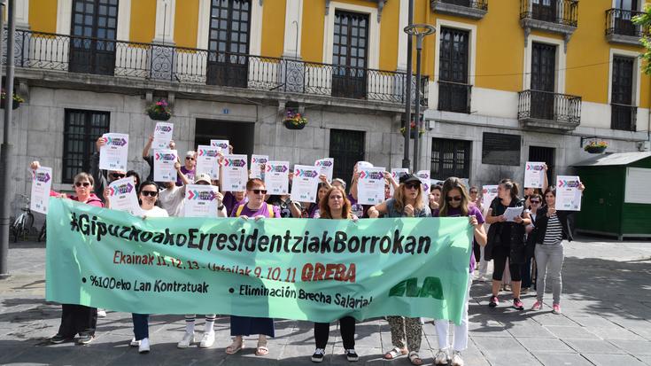 Gipuzkoako zahar etxeetako hitzarmenaren negoziaketa blokeatuta dagoela salatu dute
