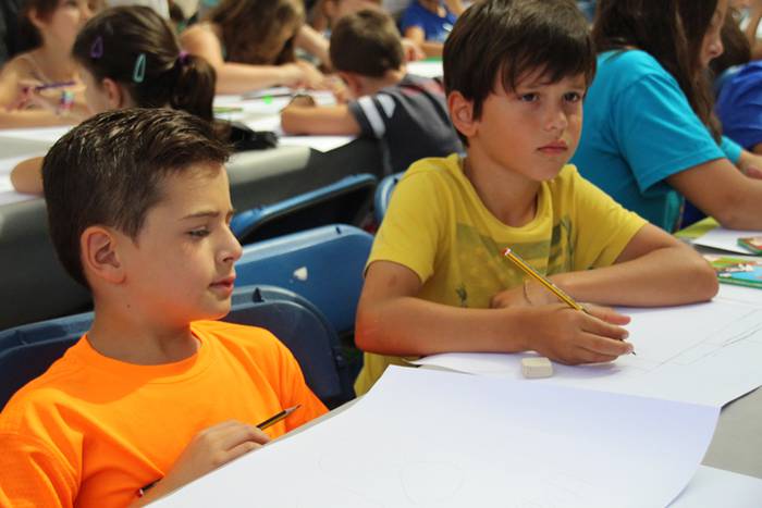 Haurrak beren dohaiak erakusten 22 1469532297687