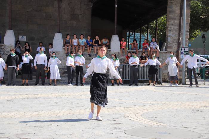 Berriro ere elkarri eskutik  20 1632576977870