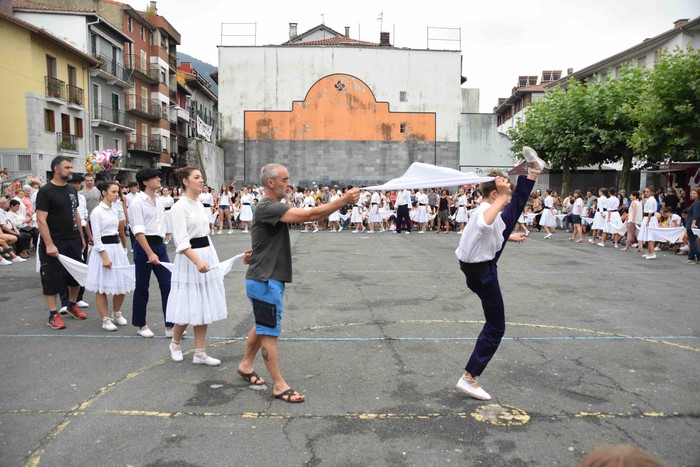 Soka dantzak jende ugari bildu du Errebote plazan - 81