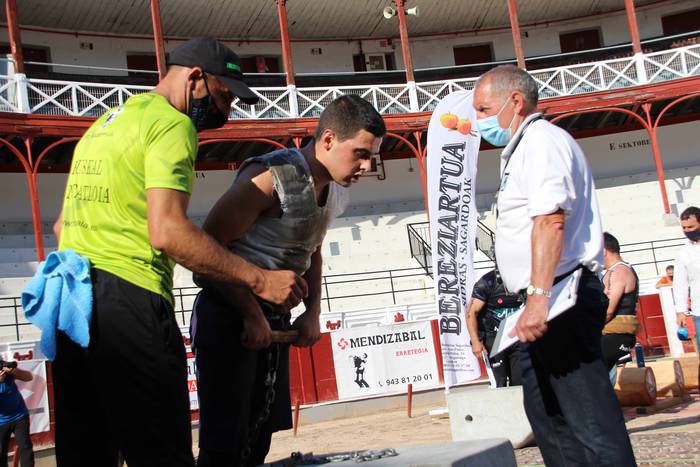 Izetatarrek jantzi dute txap 53 1624130530456