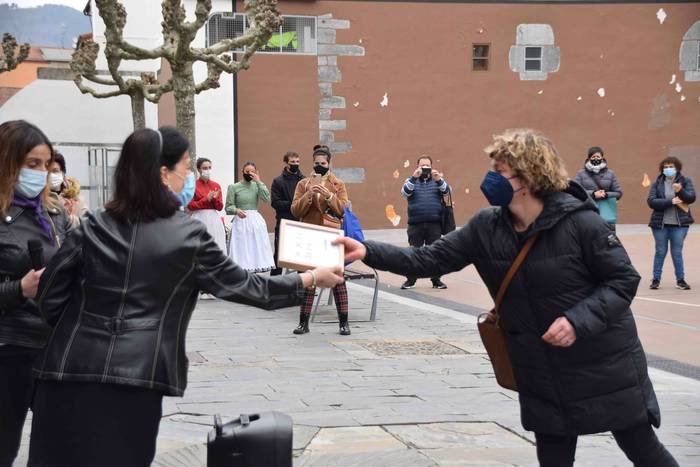 Emakume merkatari eta ostala 11 1615215648044