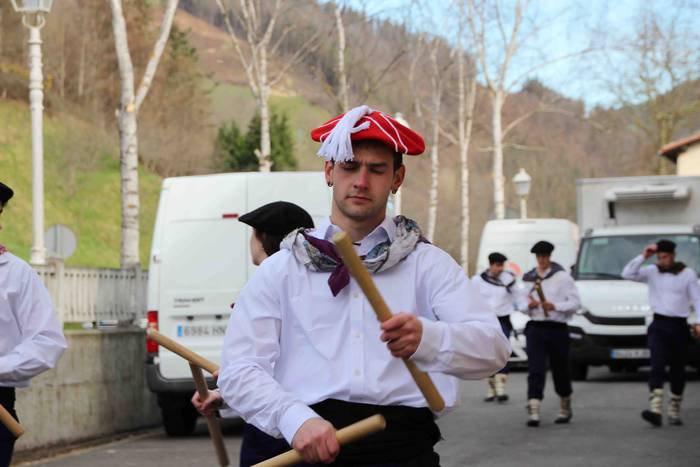 Ajerik gabe, makila eta lau  59 1551618123586