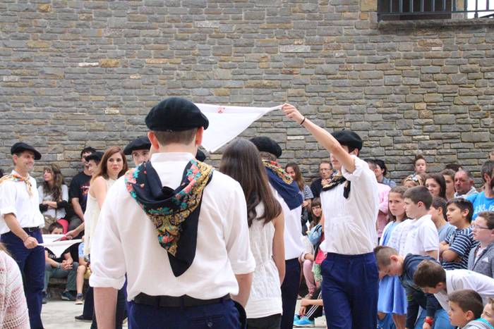 Jaietako egun handia ospatzen ari dira Asteasun 33 1467203623510