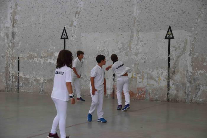 Zuriz jantzi zen Berrobiko f 3 1567409243131