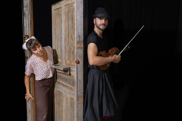 'Atearen bestaldean' antzezlana ikusgai, Lizartzan